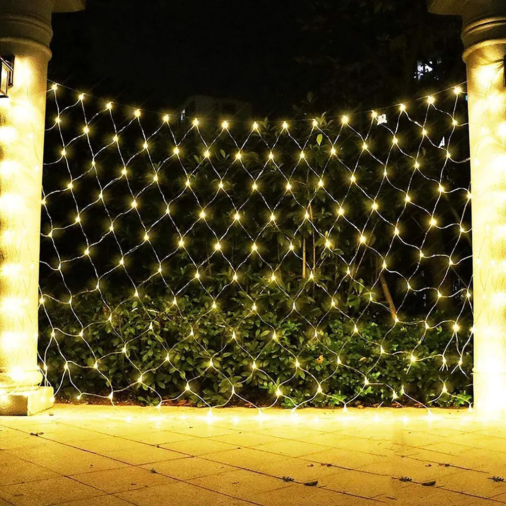 Garden Net Lights- Battery Operated 672 LED Waterproof Net Mesh Lights with 8 Modes- 6x4M Fairy String Lights for Outdoor Indoor Christmas Tree- Bush- Backyard- Garden- Party Décor.
